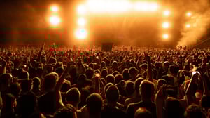 vista-posterior-de-la-multitud-de-fans-viendo-actuaciones-en-directo-en-un-concierto-de-musica-por-la-noche-copiar-espacio