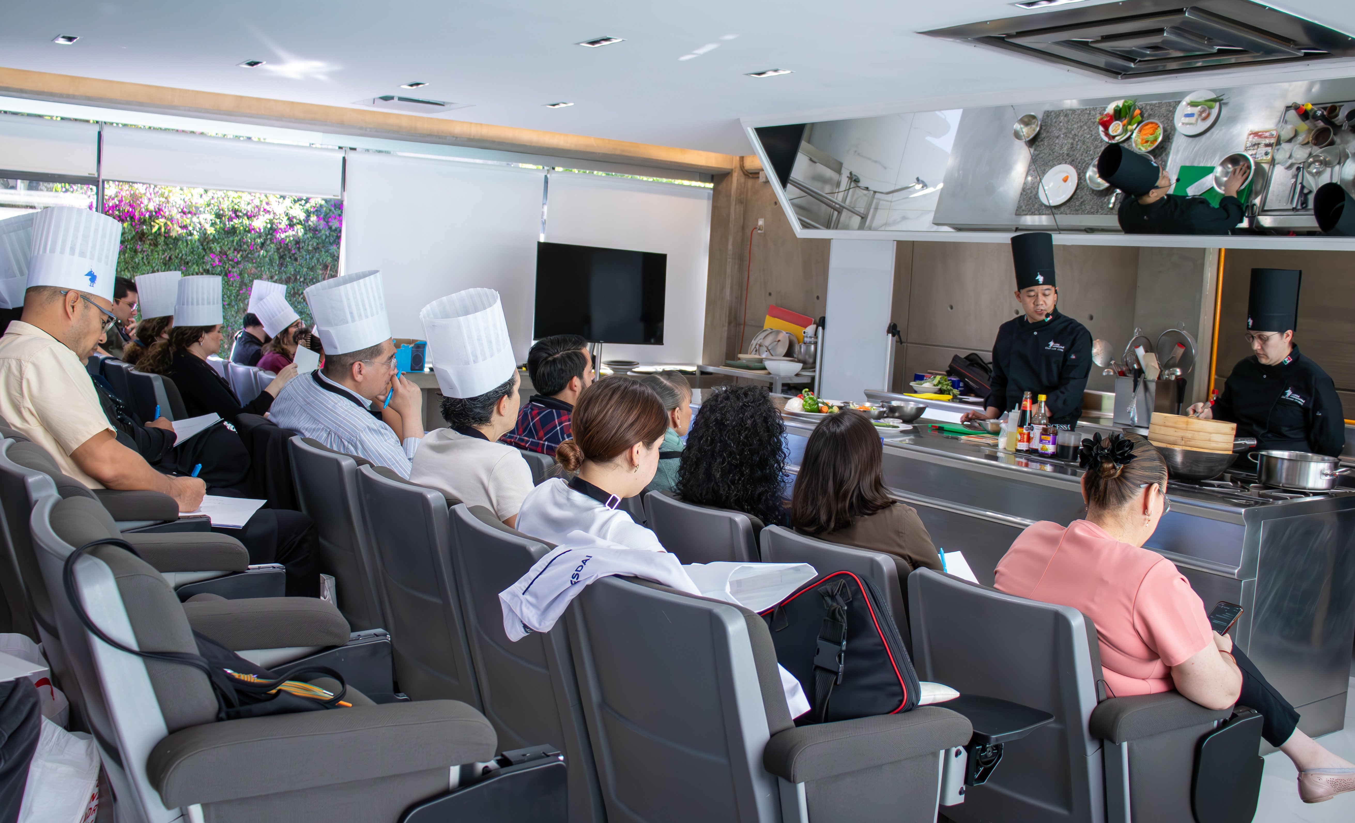 Luis Chiu comparte los secretos de la cocina china con orientadores y directores en CESSA Universidad (clon)